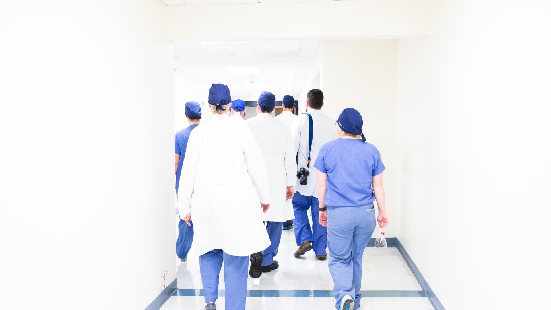 Médicos caminando por el pasillo de un hospital.