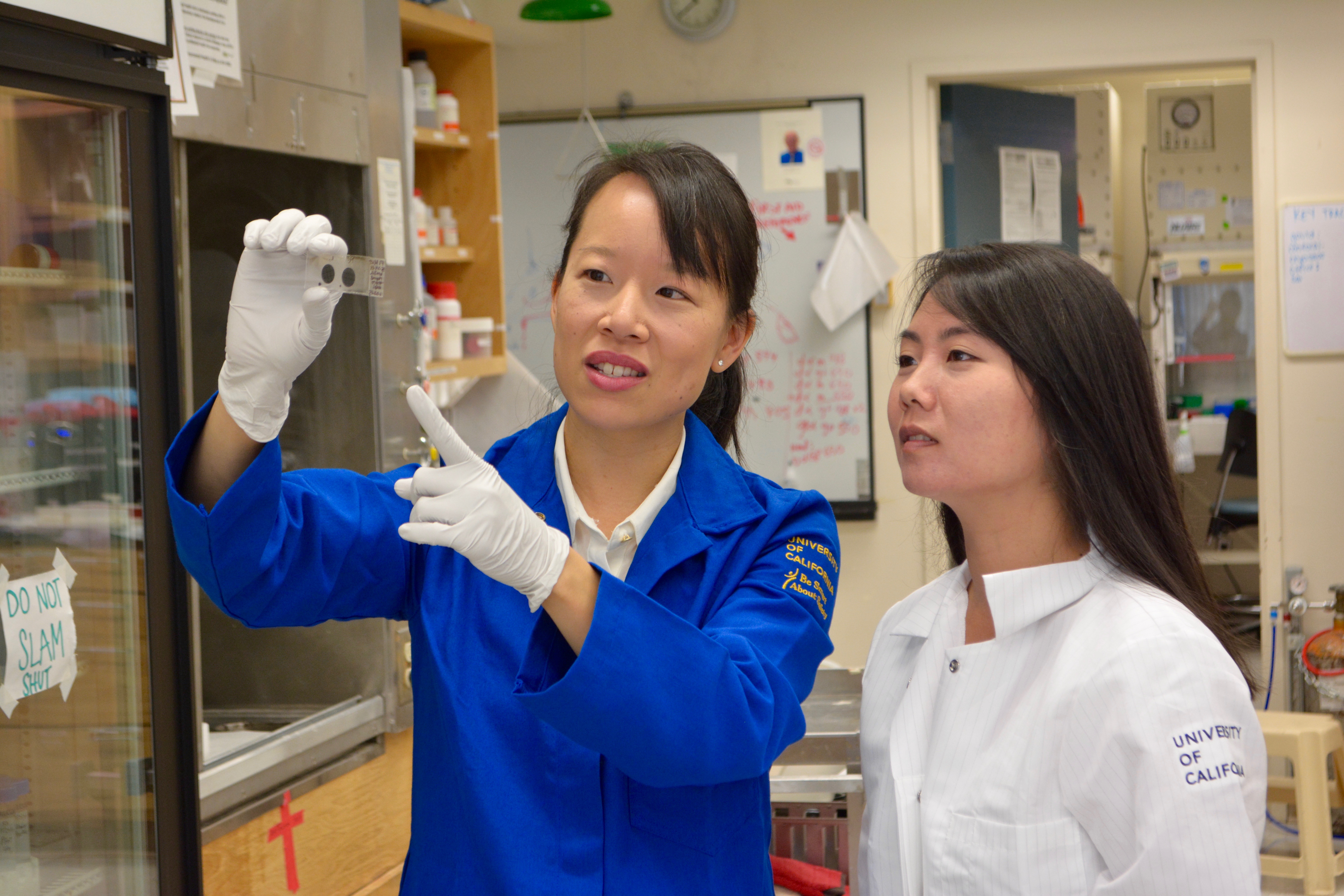 Two female researchers in the lab.