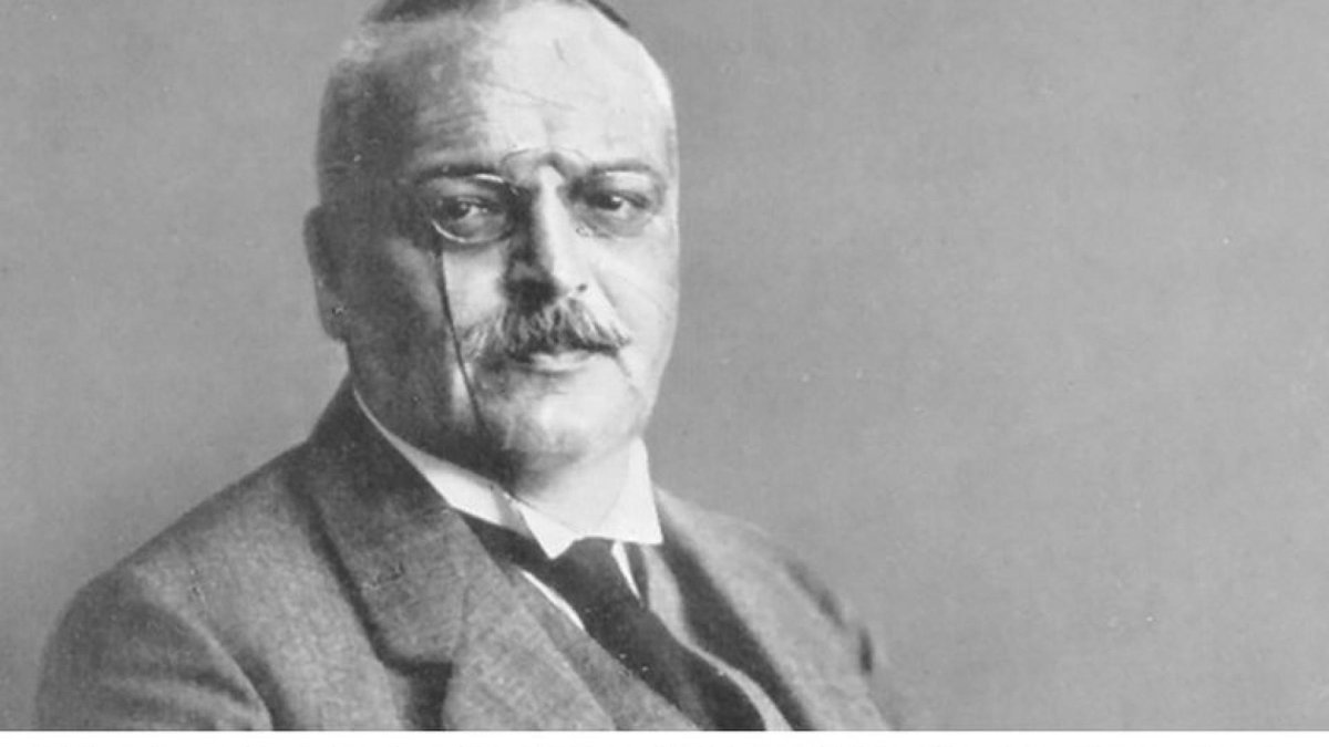 Black and white portrait of Alois Alzheimer.