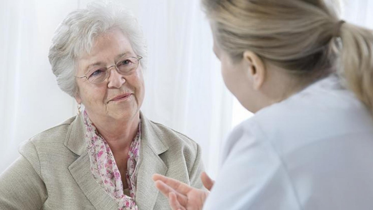 Senior woman talking with a female doctor.