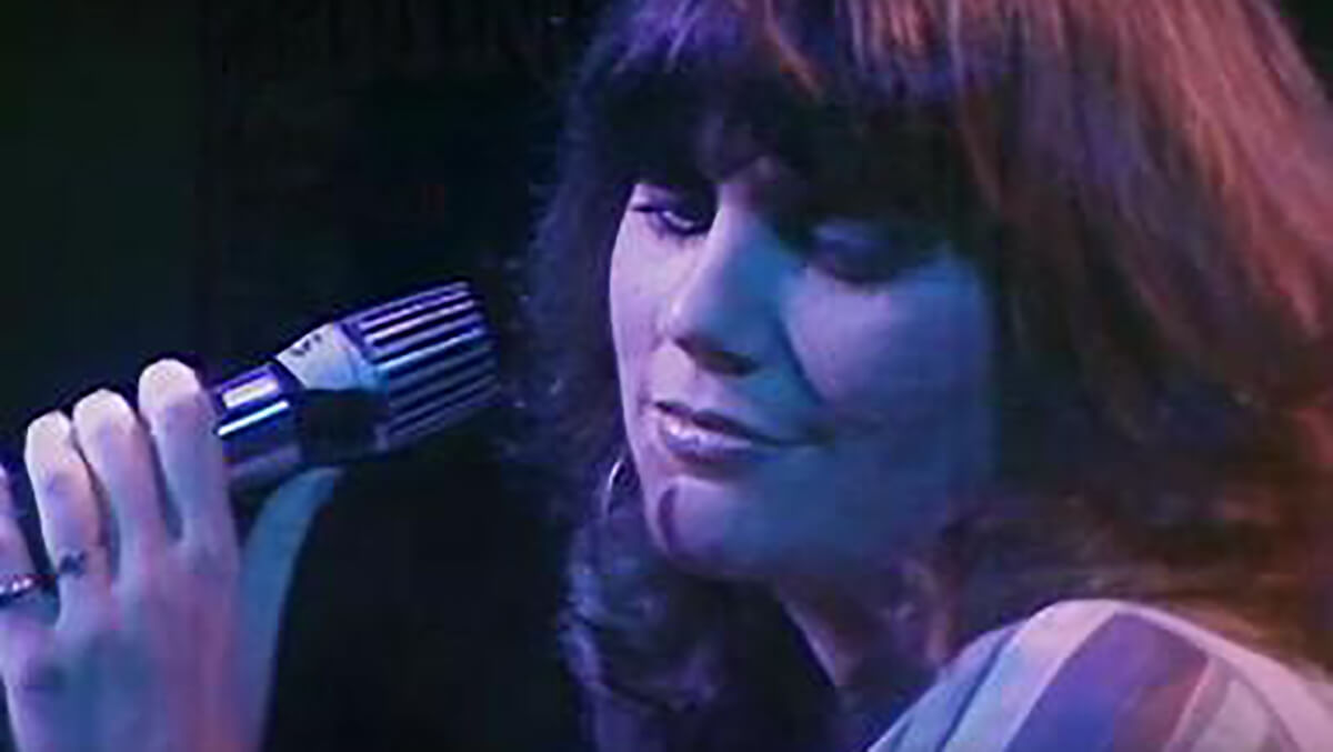 Photo of Linda Ronstadt singing.