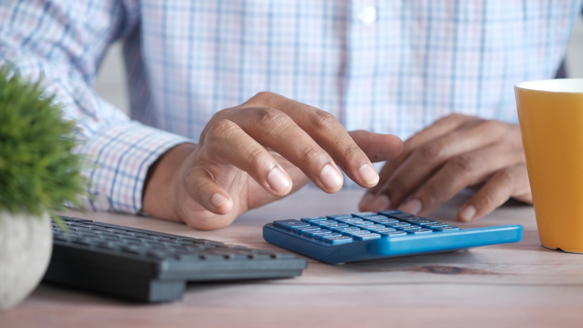 Un hombre trabajando con una calculadora.