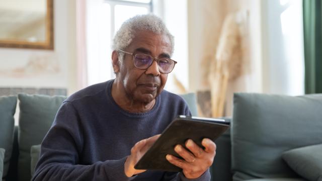 Older man uses tablet to lear more about glaucoma.