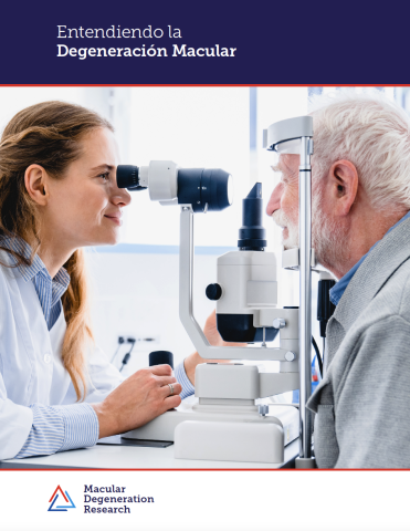 Entendiendo la Degeneración Macular publication cover featuring an eye doctor conducting an eye exam with a older patient.